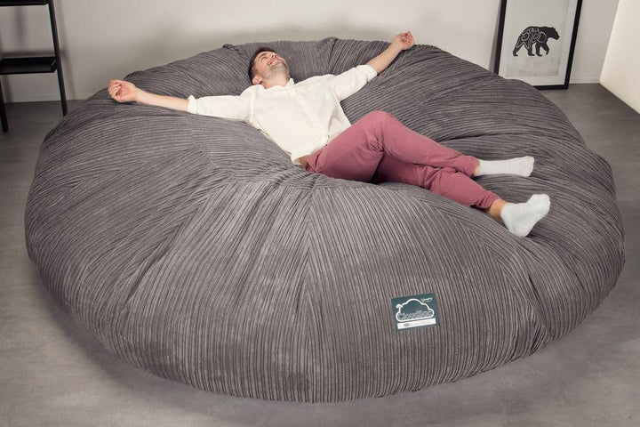 Lounge Pug, CloudSac 5000 XXXXXL, Sofá Puf Viscoelástico Titánico, Pana Clásica Grafito